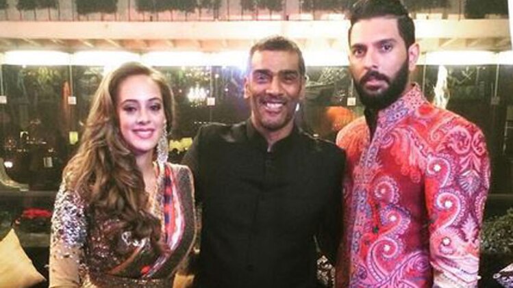 अपनी रिसेप्शन पार्टी में युवराज-हेजल 