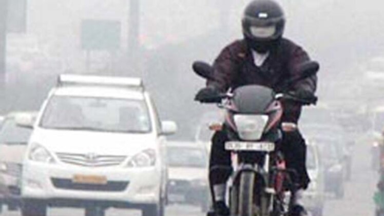 बढ़ती ठंड से परेशान लोग 