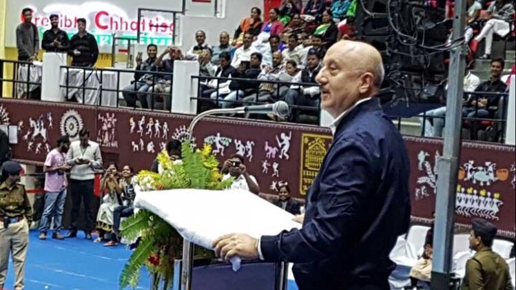 रायपुर में कार्यक्रम को संबोधित करते हुए अनुपम खेर