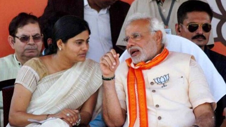 पीएम मोदी के साथ अनुप्रिया पटेल