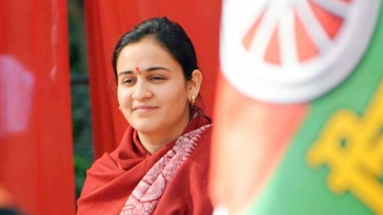 मुलायम की छोटी बहू अपर्णा यादव को टिकट दिया गया है