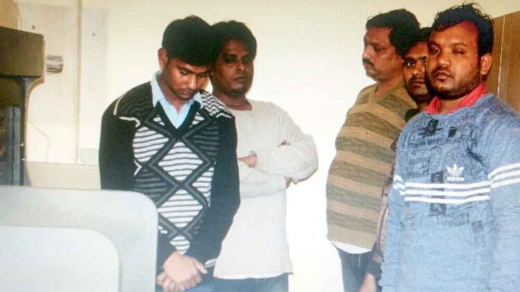 पुलिस ने पार्लर संचालक समेत पांच लोगों को गिरफ्तार कर लिया है