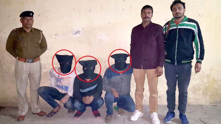 पुलिस पकड़े गए तीनों आरोपियों से पूछताछ कर रही है