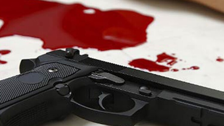 बाइक सवार हमलावरों ने सरेआम युवक पर चलाईं ताबड़तोड़ गोलियां