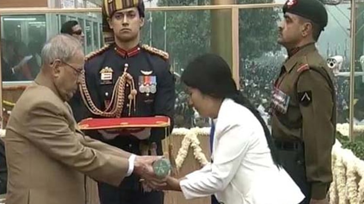 शहीद हंगपन की पत्नी चेसन लवांग ने राष्ट्रपति से अशोक चक्र हासिल किया