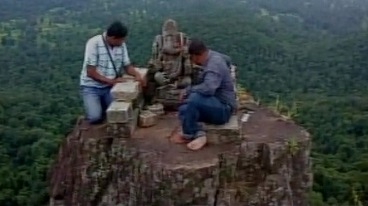 यह प्रतिमा 2500 फीट ऊंची पहाड़ी पर स्थित है