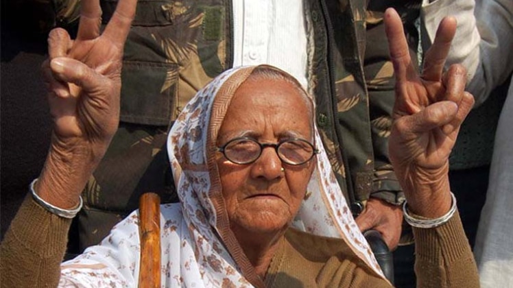 95 साल की जल देवी ने खीरागढ़ विधानसभा सीट से पर्चा दाखिल किया