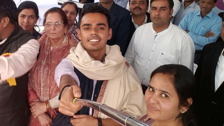 सेल्फी लेते हुए कार्तिकेय सिंह चौहान