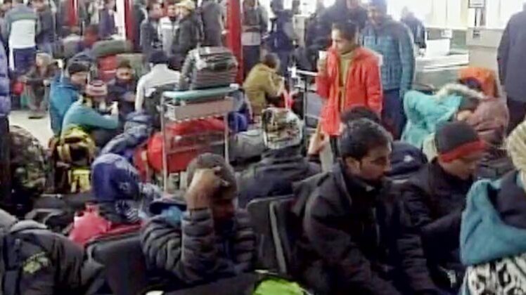 एयरपोर्ट पर फंसे लोग
