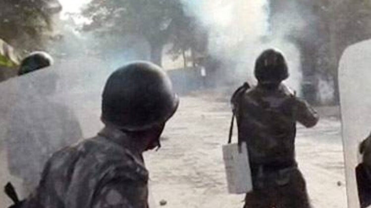 ग्रामीणों का पुलिस के साथ हिंसक टकराव हुआ