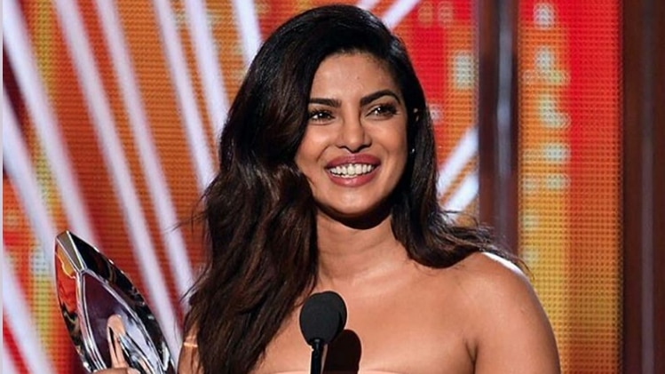 अवॉर्ड लेती हुईं प्रियंका. फोटो: instagram/ptyderumba