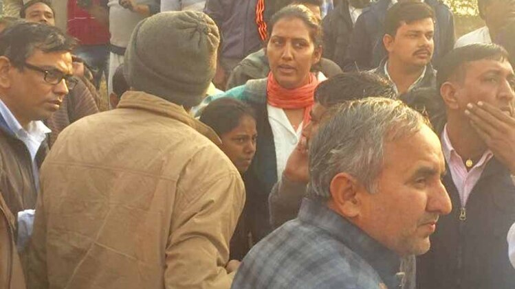 मनचलों को कृष्णा पूनिया ने सिखाया सबक