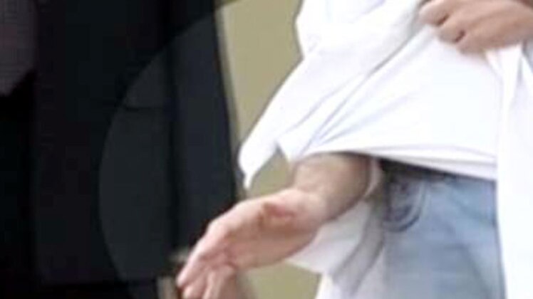 राहुल गांधी ने अपना फटा हुआ कुर्ता दिखाया