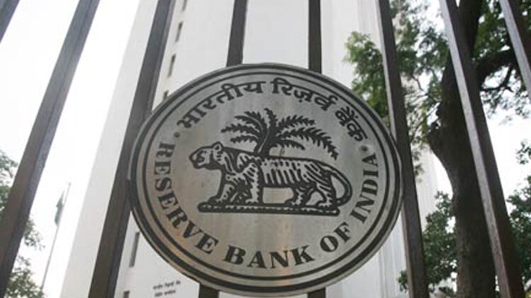 पुराने नोट बदलने को अभी भी लाइनें 