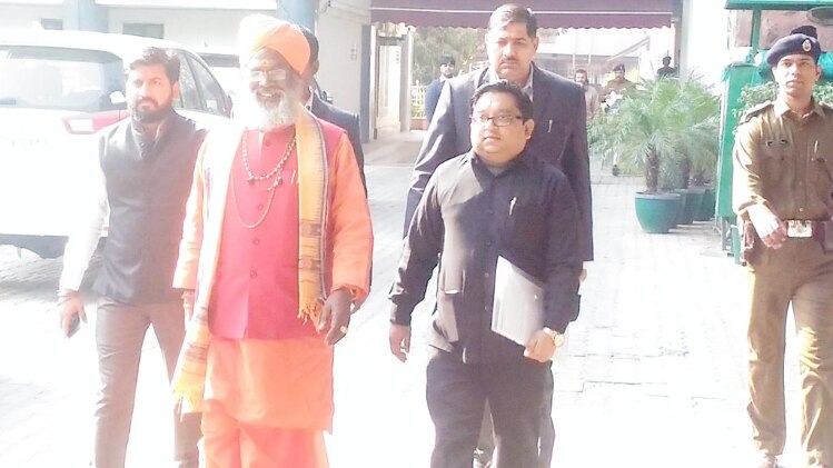 जवाब दाखिल करने चुनाव आयोग जाते साक्षी महाराज