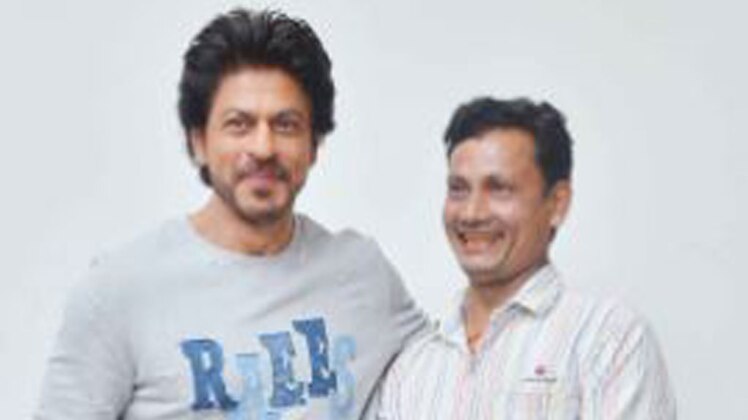 शाहरुख खान अपने फैन श्याम बहादुर के साथ 
