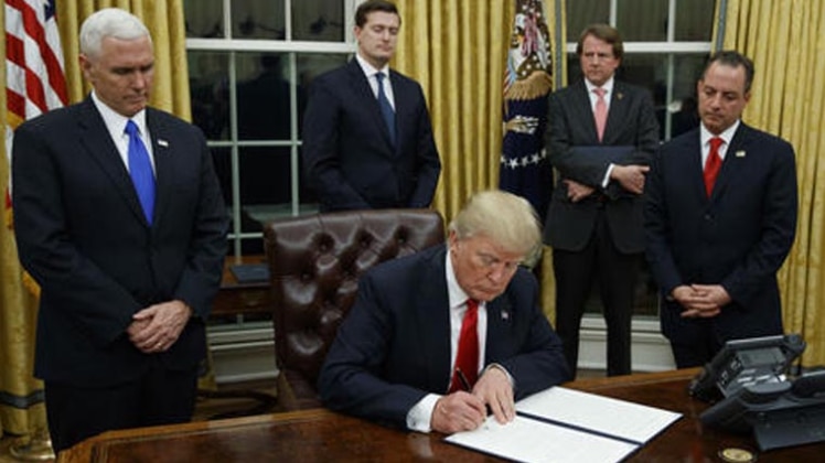 ओवल ऑफिस में राष्ट्रपति डोनाल्ड ट्रंप