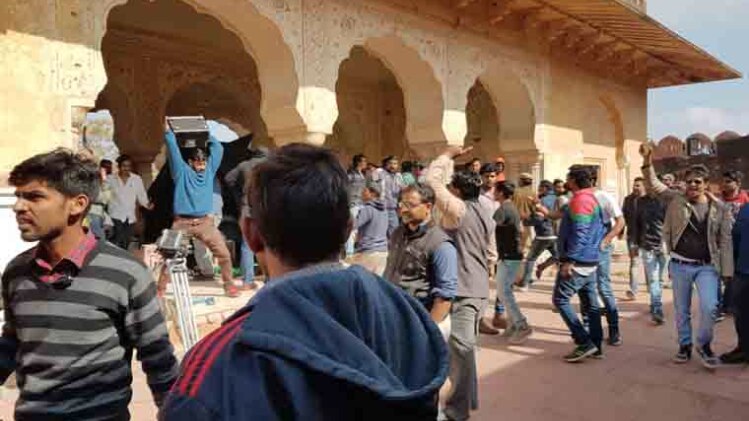 करणी सेना ने सेट पर जमकर तोड़फोड़ किया