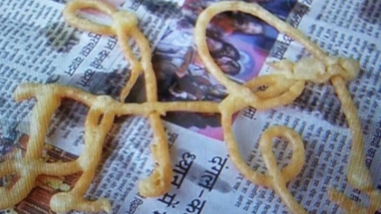 लखनऊ में बन रही मोदी जलेबी..