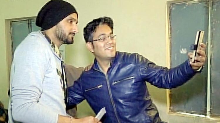 भज्जी के साथ सेल्फी लेते पोलिंग अफसर