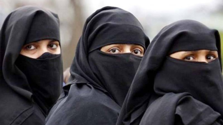 सरकारी मदद में रोड़ा बना बुर्का 