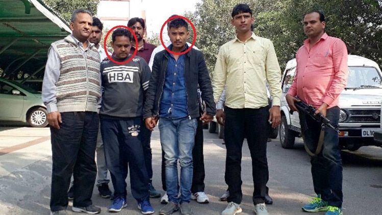 पुलिस पकड़े गए दोनों आरोपियों से पूछताछ कर रही है