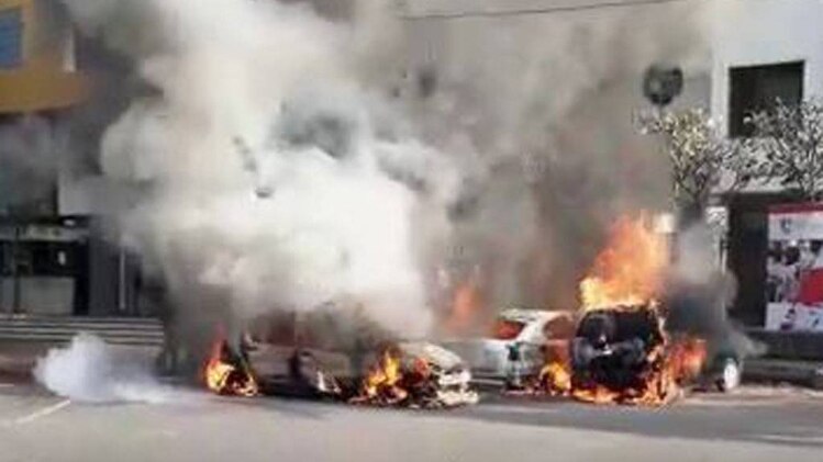 3 गाड़ियों में लगी आग