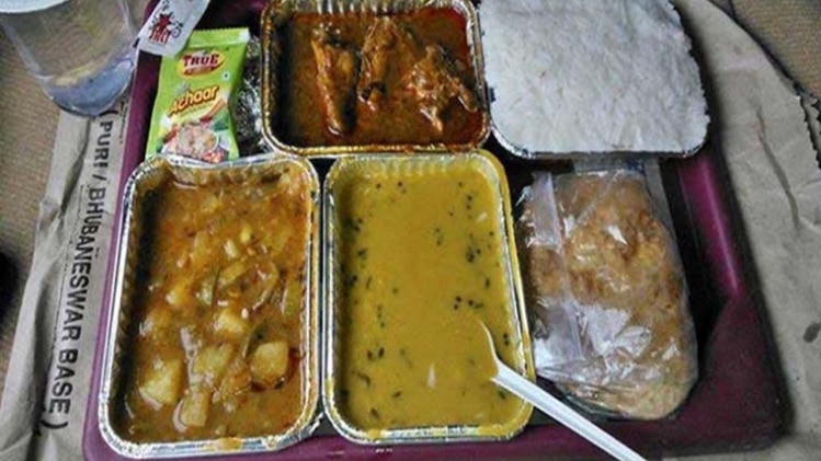 रेलवे पैंट्री में बड़ा घोटाला, तय कीमत से अधिक हो रही वसूली