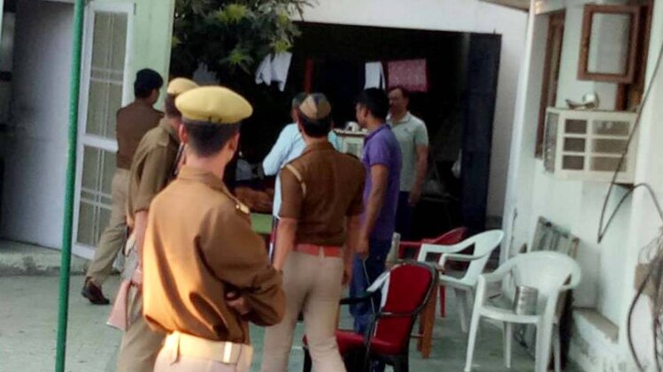  गायत्री प्रजापति के घर पहुंची पुलिस