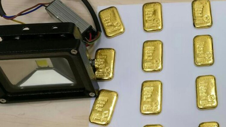 प्राइवेट पार्ट में छुपाकर ला रहा था सोना