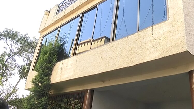 रायपुर के इसी घर में आरोपी ने मां-बाप को दफनाने की बात कबूल की है