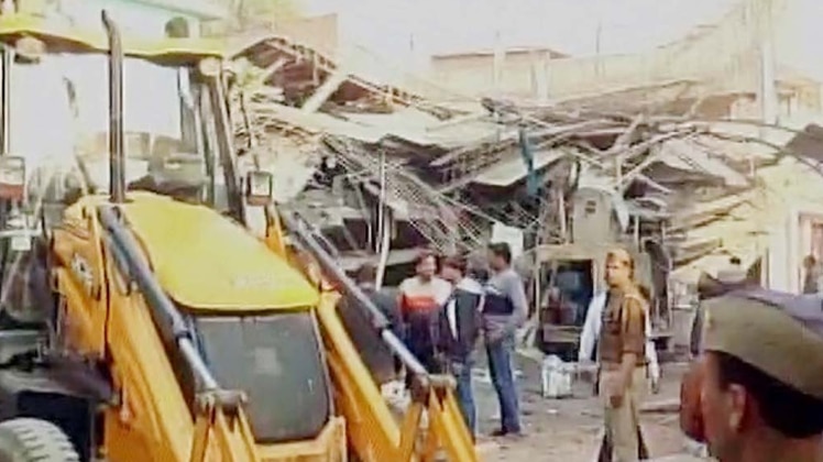 कानपुर में गिरी बहुमंजिला इमारत