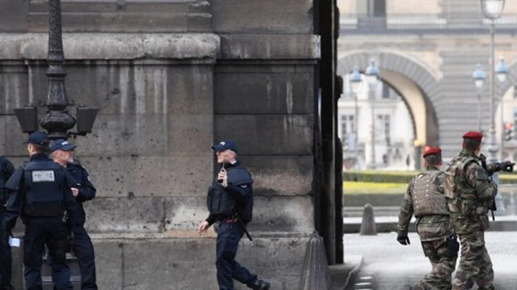 लौवर म्यूजियम के पास पुलिस ने की नाकेबंदी