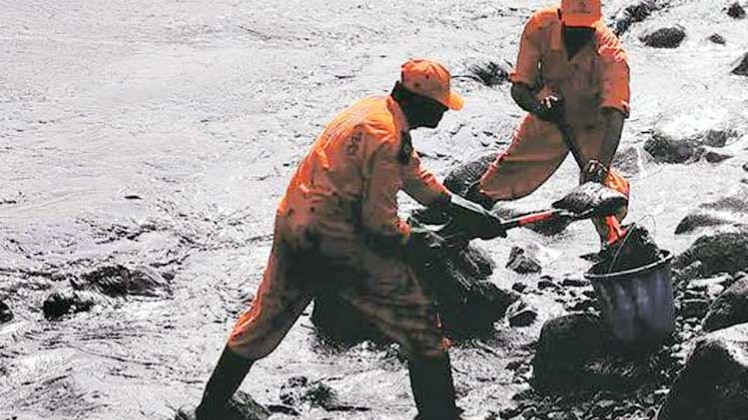 दो मालवाहक जहाजों के टकराने से हुआ तेल रिसाव