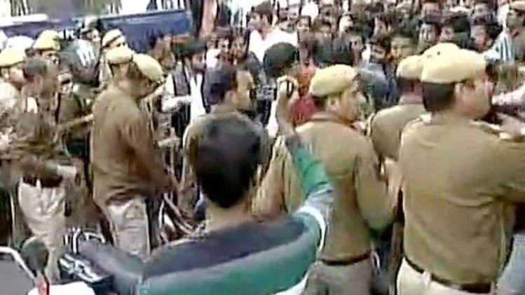 रामजस कॉलेज के बाहर भिड़े ABVP-AISA के छात्र 