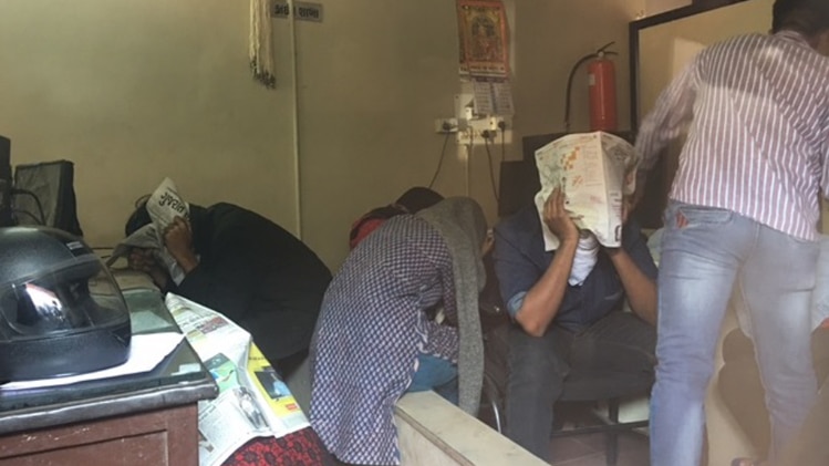 अखबार के पन्नों से मुंह छुपाते मिले NID छात्र