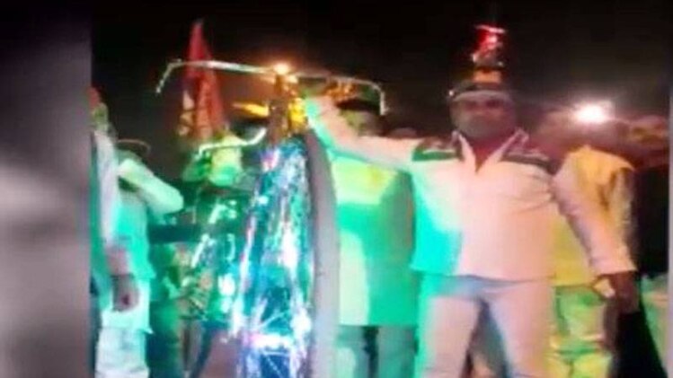 अखिलेश यादव का फैन शेरू साइकिल वाला 