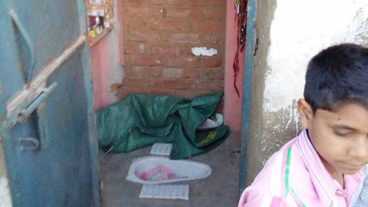 शौचालय में खोल दिया जनरल स्टोर