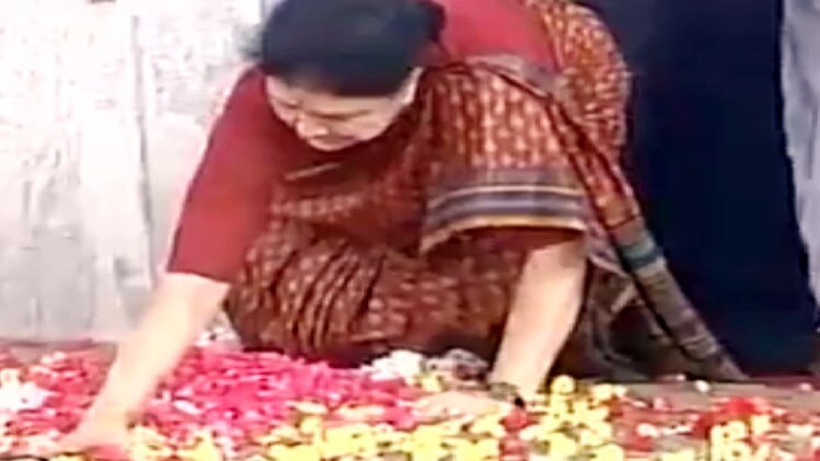 जेल रवाना होने से पहले जयललिता की समाधि पर पहुंची शशिकला