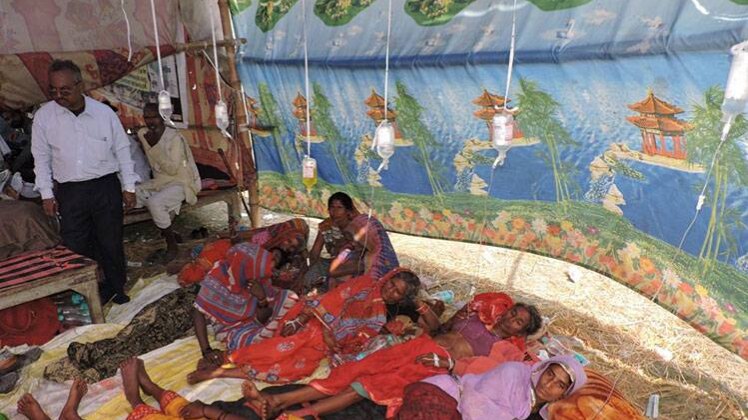 आमरण अनशन पर बैठी स्थानीय महिलाएं