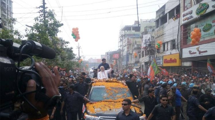 रोड शो के दौरान पीएम मोदी