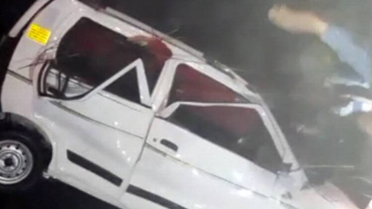 कार को नहर से निकाला गया