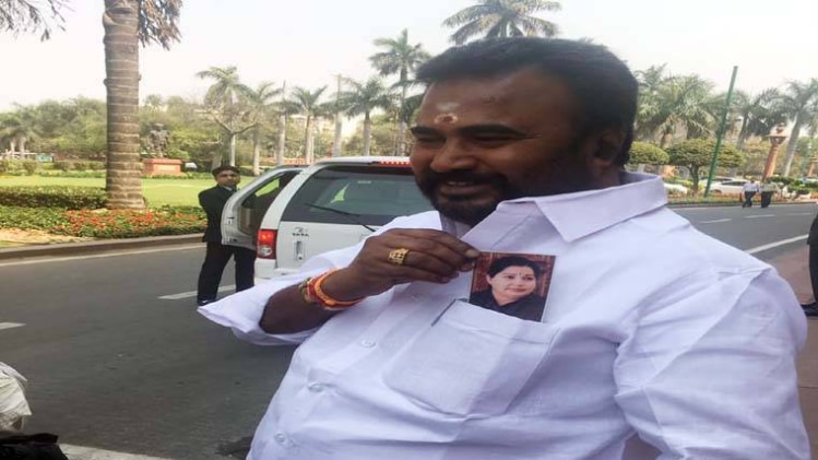 एआईएडीएमके सांसद की जेब में जयललिता की फोटो 