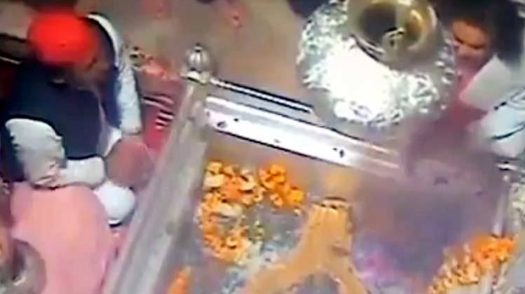 बाबा विश्वनाथ की पूजा करते अखिलेश