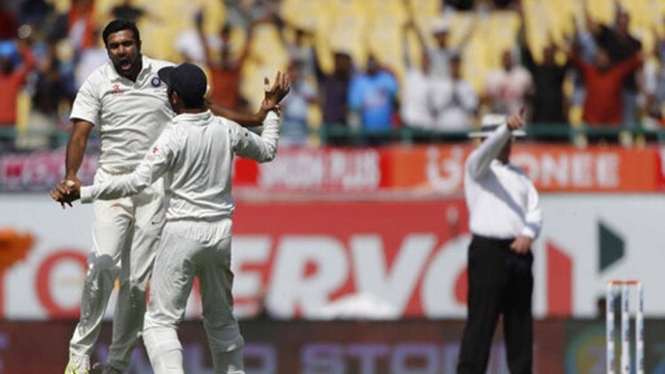 विकेट का जश्न मनाते अश्विन