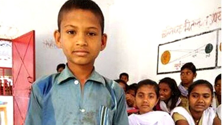 शर्ट में ताला लगाकर पहुंचा स्कूल