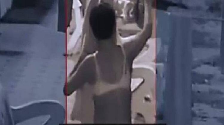 लड़की के अंतर्वस्त्र पहना शख्स