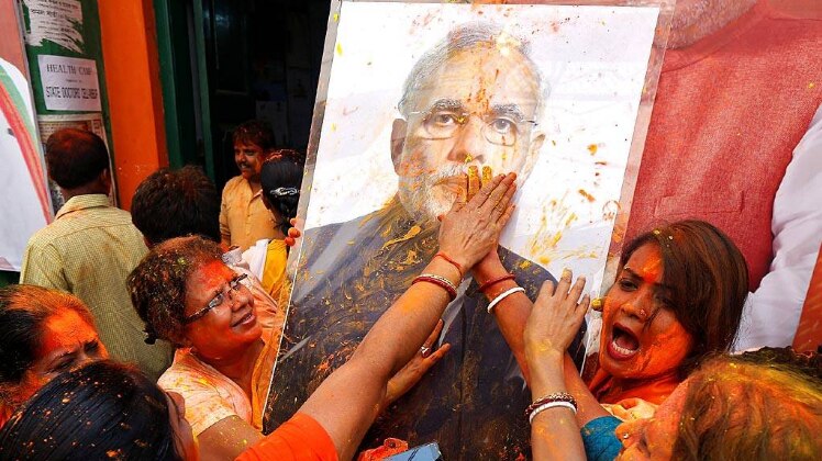 जीत के जश्न में डूबे बीजेपी कार्यकर्ता