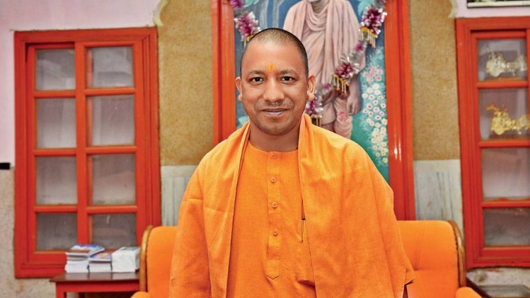 मंदिर परिसर के अपने कक्ष में आद‌ित्य नाथ