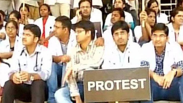 महाराष्ट्र के करीब 4,000 रेजिडेंट डॉक्टरों पिछले चार दिनों से हड़ताल पर थे 